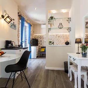 https://angie-central-rooms.hotelinzadar.com